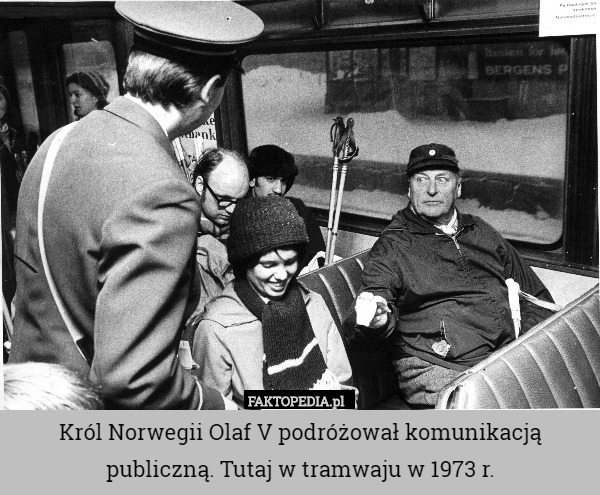 Król Norwegii Olaf V podróżował komunikacją publiczną. Tutaj w tramwaju w 1973 r. 