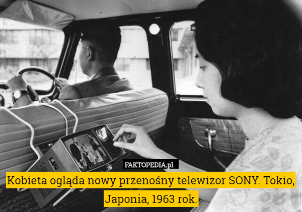 Kobieta ogląda nowy przenośny telewizor SONY. Tokio, Japonia, 1963 rok. 