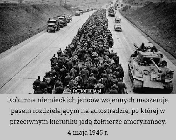 Kolumna niemieckich jeńców wojennych maszeruje pasem rozdzielającym na autostradzie, po której w przeciwnym kierunku jadą żołnierze amerykańscy.
4 maja 1945 r. 