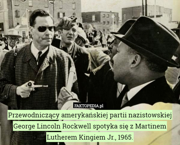 Przewodniczący amerykańskiej partii nazistowskiej George Lincoln Rockwell spotyka się z Martinem Lutherem Kingiem Jr., 1965. 