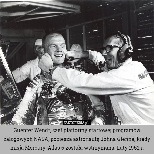 Guenter Wendt, szef platformy startowej programów załogowych NASA, pociesza astronautę Johna Glenna, kiedy misja Mercury-Atlas 6 została wstrzymana. Luty 1962 r. 