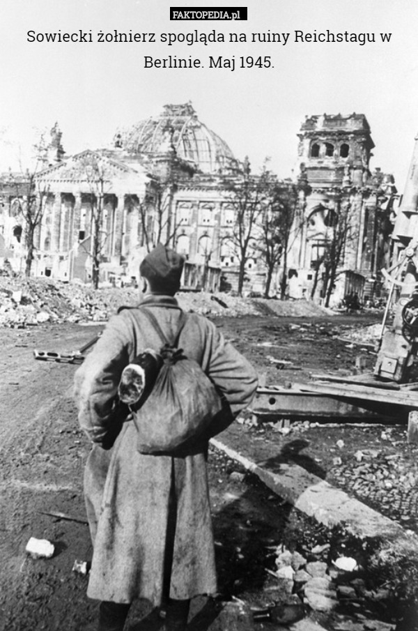 Sowiecki żołnierz spogląda na ruiny Reichstagu w Berlinie. Maj 1945. 