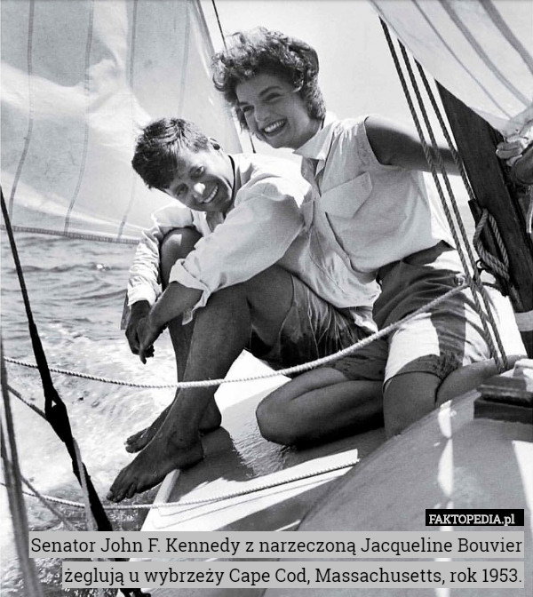 Senator John F. Kennedy z narzeczoną Jacqueline Bouvier żeglują u wybrzeży Cape Cod, Massachusetts, rok 1953. 