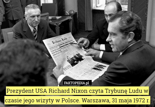 Prezydent USA Richard Nixon czyta Trybunę Ludu w czasie jego wizyty w Polsce. Warszawa, 31 maja 1972 r. 