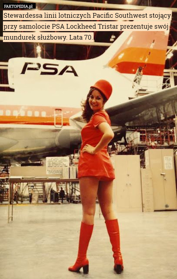 Stewardessa linii lotniczych Pacific Southwest stojący przy samolocie PSA Lockheed Tristar prezentuje swój mundurek służbowy. Lata 70. 