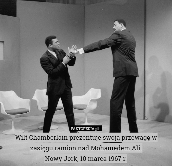 Wilt Chamberlain prezentuje swoją przewagę w zasięgu ramion nad Mohamedem Ali.
Nowy Jork, 10 marca 1967 r. 