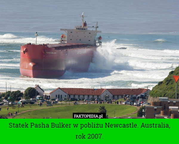 Statek Pasha Bulker w pobliżu Newcastle. Australia, rok 2007. 