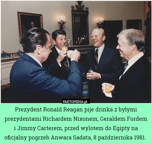 Prezydent Ronald Reagan pije drinka z byłymi prezydentami Richardem Nixonem, Geraldem Fordem i Jimmy Carterem, przed wylotem do Egipty na oficjalny pogrzeb Anwara Sadata, 8 października 1981. 