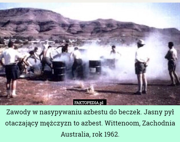 Zawody w nasypywaniu azbestu do beczek. Jasny pył otaczający mężczyzn to azbest. Wittenoom, Zachodnia Australia, rok 1962. 