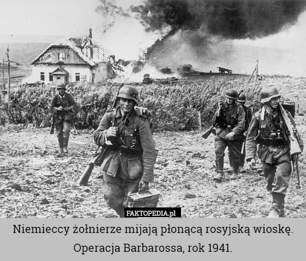 Niemieccy żołnierze mijają płonącą rosyjską wioskę. Operacja Barbarossa, rok 1941. 