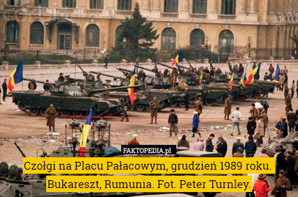 Czołgi na Placu Pałacowym, grudzień 1989 roku. 
Bukareszt, Rumunia. Fot. Peter Turnley. 