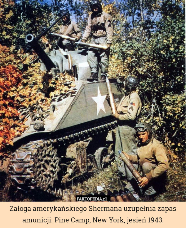 Załoga amerykańskiego Shermana uzupełnia zapas amunicji. Pine Camp, New York, jesień 1943. 