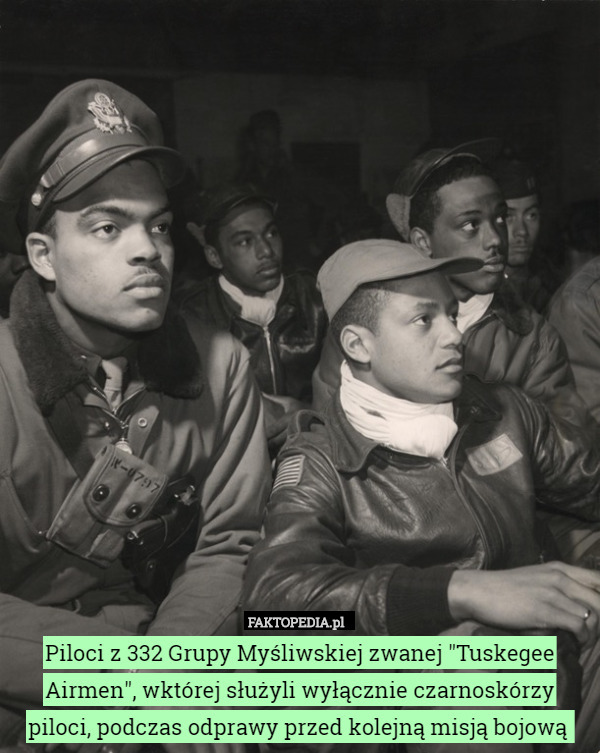 Piloci z 332 Grupy Myśliwskiej zwanej "Tuskegee Airmen", wktórej służyli wyłącznie czarnoskórzy piloci, podczas odprawy przed kolejną misją bojową 