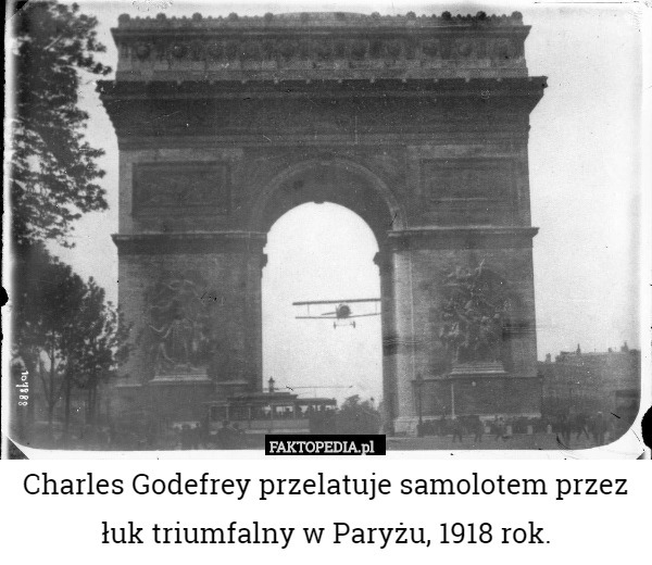 Charles Godefrey przelatuje samolotem przez łuk triumfalny w Paryżu, 1918 rok. 