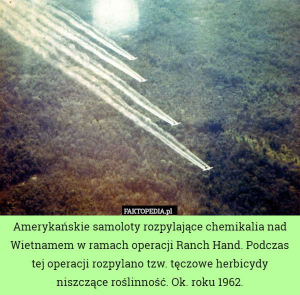 Amerykańskie samoloty rozpylające chemikalia nad Wietnamem w ramach operacji Ranch Hand. Podczas tej operacji rozpylano tzw. tęczowe herbicydy niszczące roślinność. Ok. roku 1962. 