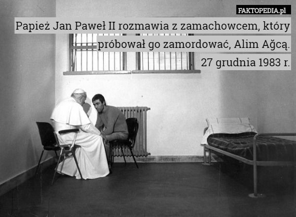 Papież Jan Paweł II rozmawia z zamachowcem, który próbował go zamordować, Alim Ağcą.
27 grudnia 1983 r. 