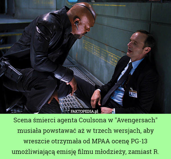Scena śmierci agenta Coulsona w "Avengersach" musiała powstawać aż w trzech wersjach, aby wreszcie otrzymała od MPAA ocenę PG-13 umożliwiającą emisję filmu młodzieży, zamiast R. 