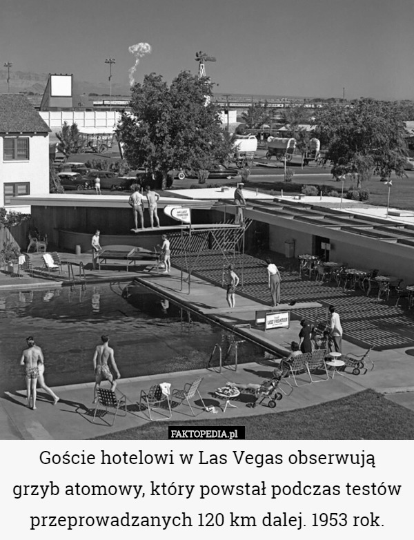 Goście hotelowi w Las Vegas obserwują
 grzyb atomowy, który powstał podczas testów przeprowadzanych 120 km dalej. 1953 rok. 