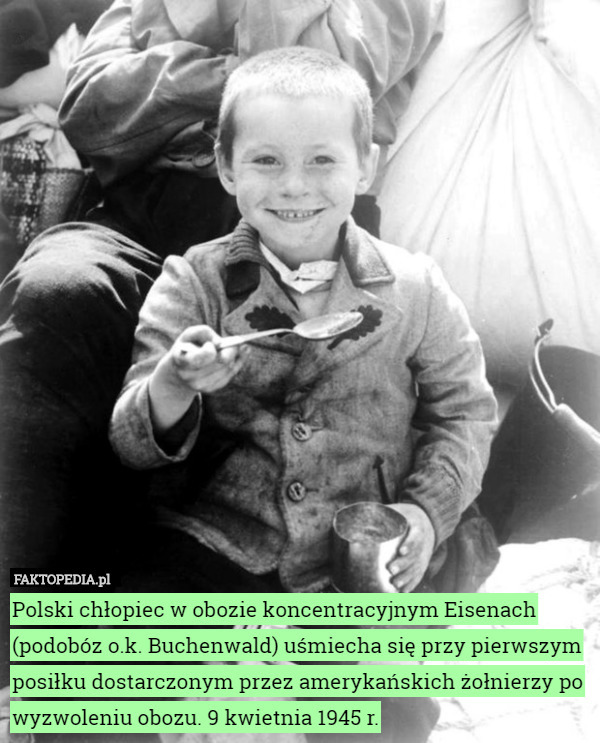 Polski chłopiec w obozie koncentracyjnym Eisenach (podobóz o.k. Buchenwald) uśmiecha się przy pierwszym posiłku dostarczonym przez amerykańskich żołnierzy po wyzwoleniu obozu. 9 kwietnia 1945 r. 