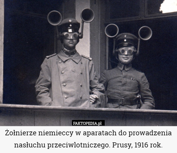 Żołnierze niemieccy w aparatach do prowadzenia nasłuchu przeciwlotniczego. Prusy, 1916 rok. 