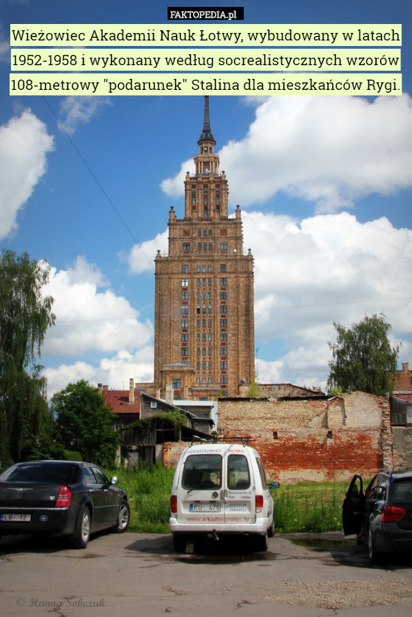 Wieżowiec Akademii Nauk Łotwy, wybudowany w latach 1952-1958 i wykonany według socrealistycznych wzorów 108-metrowy "podarunek" Stalina dla mieszkańców Rygi. 