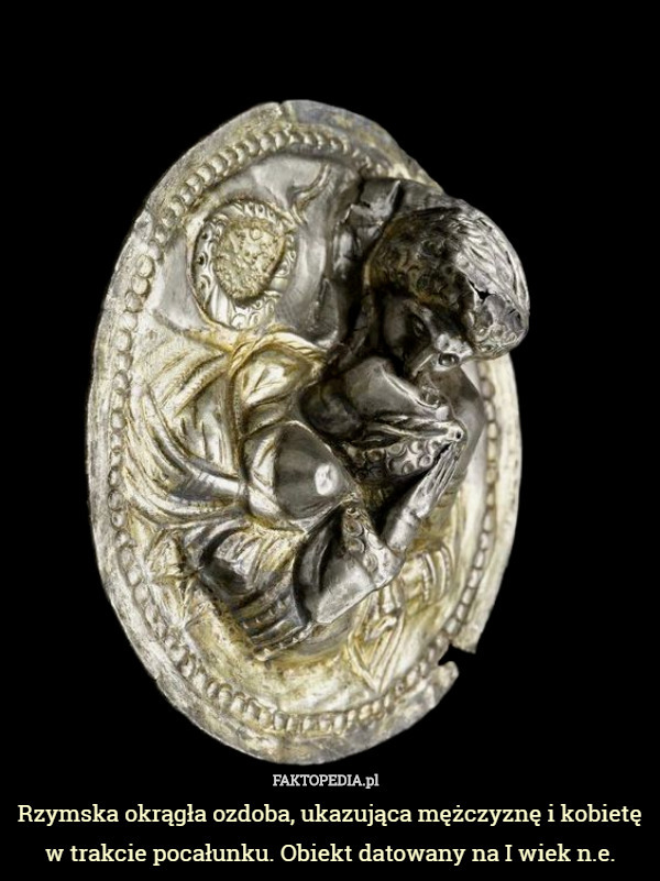 Rzymska okrągła ozdoba, ukazująca mężczyznę i kobietę w trakcie pocałunku. Obiekt datowany na I wiek n.e. 