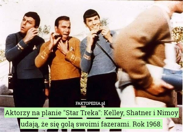 Aktorzy na planie "Star Treka": Kelley, Shatner i Nimoy udają, że się golą swoimi fazerami. Rok 1968. 