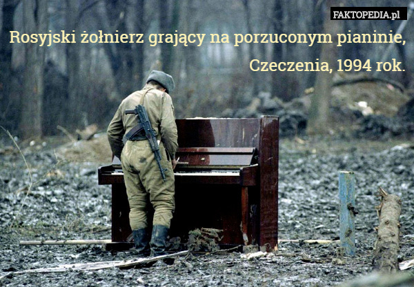 Rosyjski żołnierz grający na porzuconym pianinie, Czeczenia, 1994 rok. 