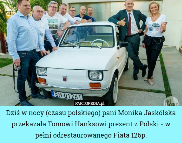 Dziś w nocy (czasu polskiego) pani Monika Jaskólska przekazała Tomowi Hanksowi prezent z Polski - w pełni odrestaurowanego Fiata 126p. 