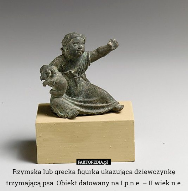 Rzymska lub grecka figurka ukazująca dziewczynkę trzymającą psa. Obiekt datowany na I p.n.e. – II wiek n.e. 