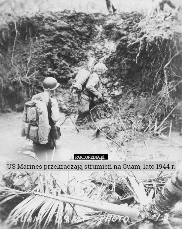 US Marines przekraczają strumień na Guam, lato 1944 r. 