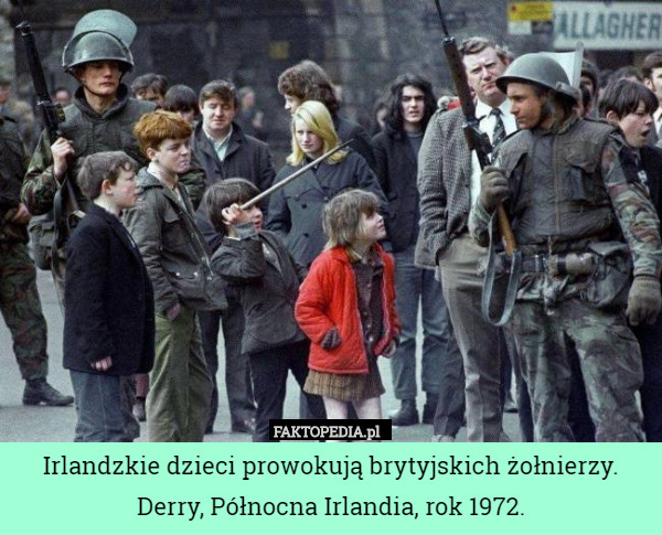 Irlandzkie dzieci prowokują brytyjskich żołnierzy. Derry, Północna Irlandia, rok 1972. 