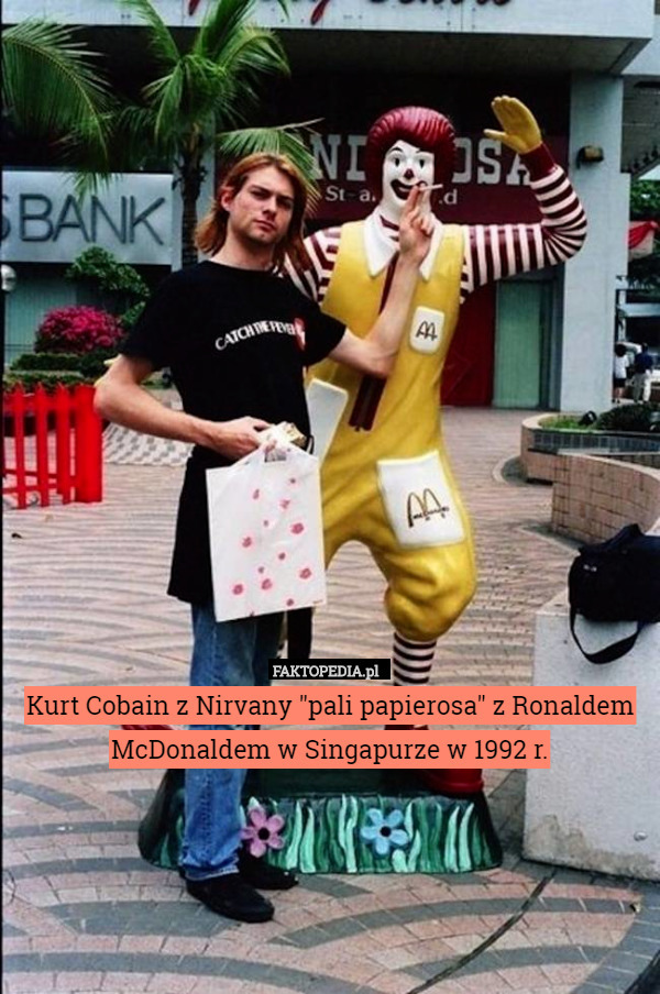 Kurt Cobain z Nirvany "pali papierosa" z Ronaldem McDonaldem w Singapurze w 1992 r. 