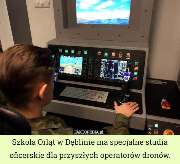 Szkoła Orląt w Dęblinie ma specjalne studia oficerskie dla przyszłych operatorów dronów. 