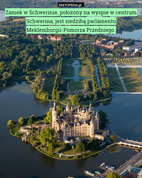 Zamek w Schwerinie, położony na wyspie w centrum Schwerina, jest siedzibą parlamentu Meklemburgii-Pomorza Przedniego. 