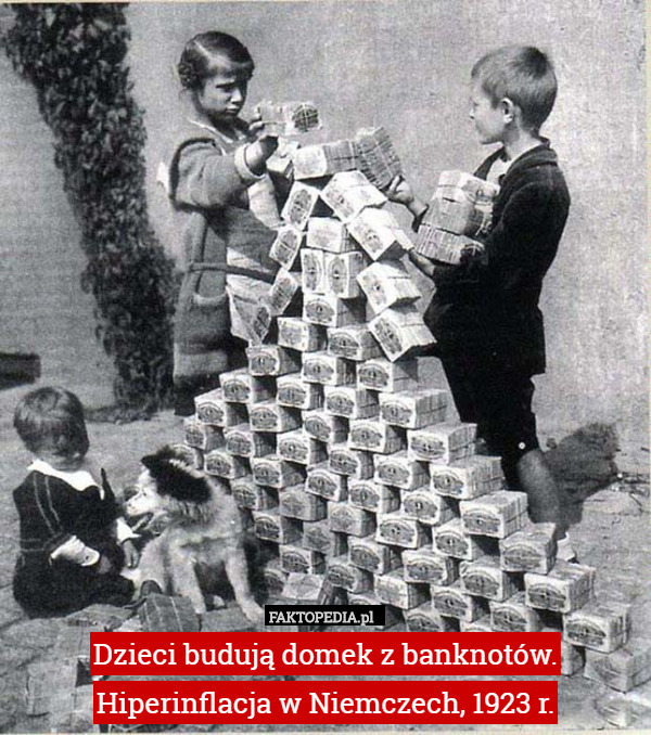 Dzieci budują domek z banknotów. Hiperinflacja w Niemczech, 1923 r. 