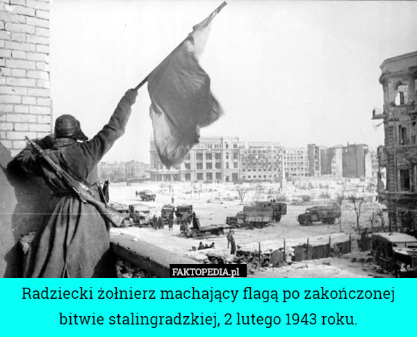 Radziecki żołnierz machający flagą po zakończonej bitwie stalingradzkiej, 2 lutego 1943 roku. 