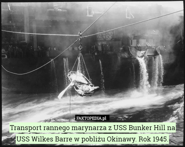 Transport rannego marynarza z USS Bunker Hill na USS Wilkes Barre w pobliżu Okinawy. Rok 1945. 