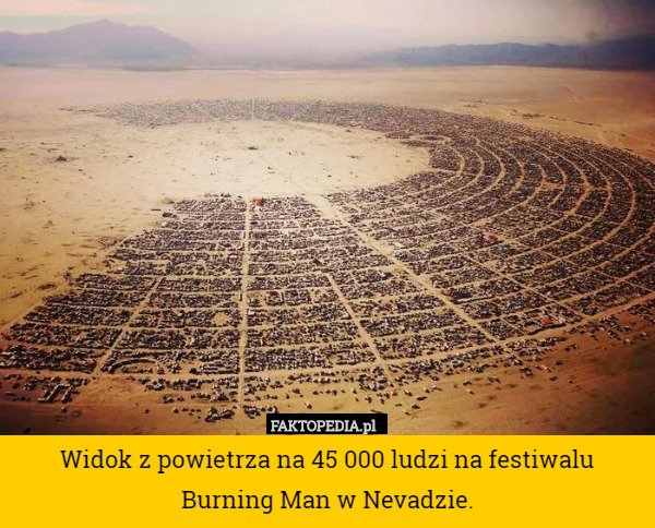 Widok z powietrza na 45 000 ludzi na festiwalu Burning Man w Nevadzie. 