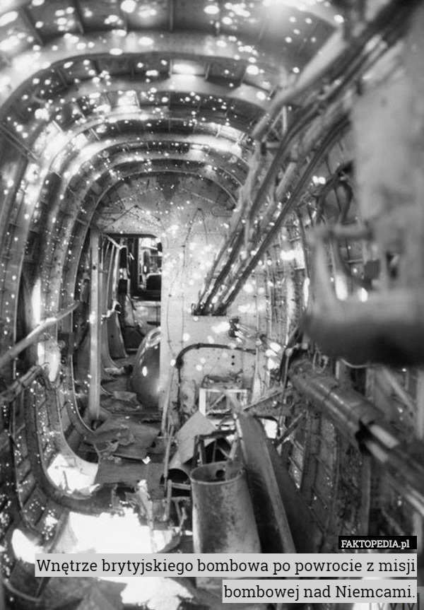 Wnętrze brytyjskiego bombowa po powrocie z misji bombowej nad Niemcami. 