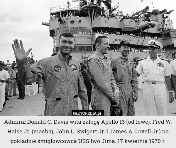 Admirał Donald C. Davis wita załogę Apollo 13 (od lewej: Fred W. Haise Jr. (macha), John L. Swigert Jr. i James A. Lovell Jr.) na pokładzie śmigłowcowca USS Iwo Jima. 17 kwietnia 1970 r. 