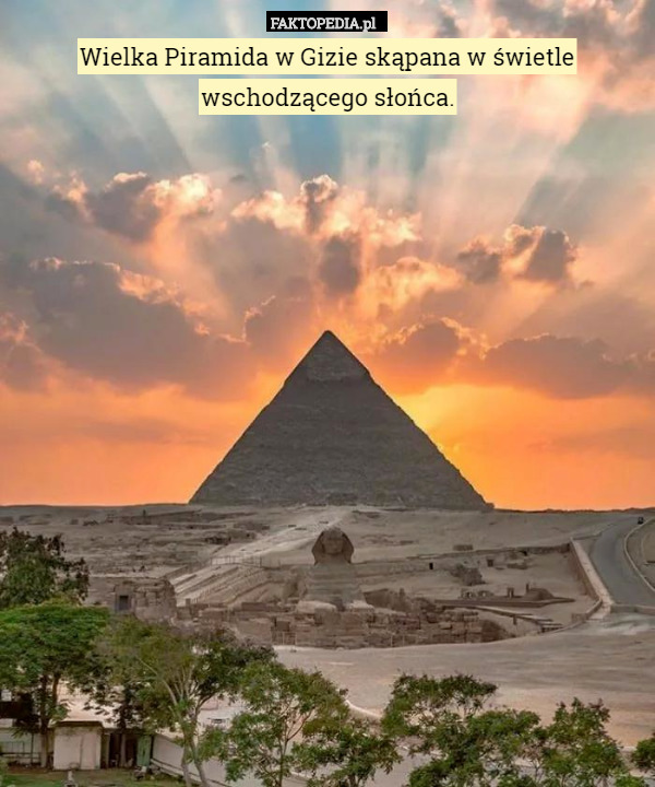 Wielka Piramida w Gizie skąpana w świetle wschodzącego słońca. 