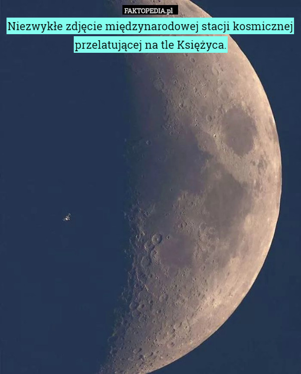 Niezwykłe zdjęcie międzynarodowej stacji kosmicznej przelatującej na tle Księżyca. 