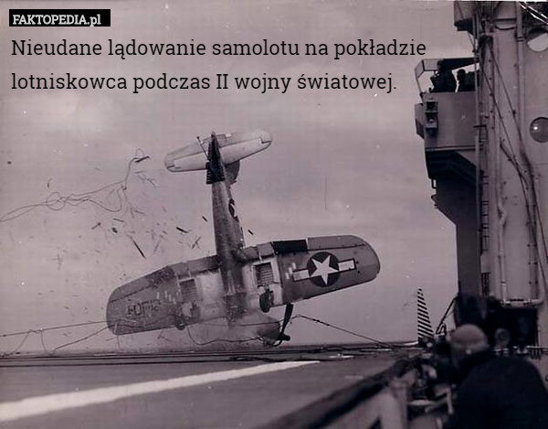 Nieudane lądowanie samolotu na pokładzie lotniskowca podczas II wojny światowej. 