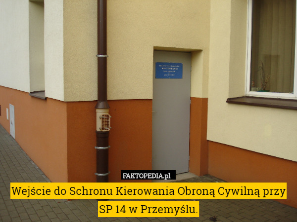 Wejście do Schronu Kierowania Obroną Cywilną przy SP 14 w Przemyślu. 