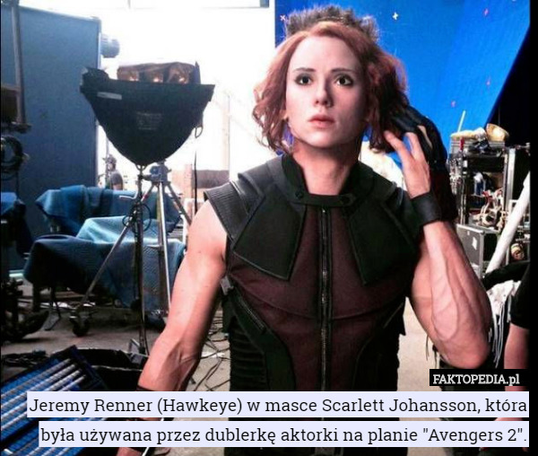 Jeremy Renner (Hawkeye) w masce Scarlett Johansson, która była używana przez dublerkę aktorki na planie "Avengers 2". 