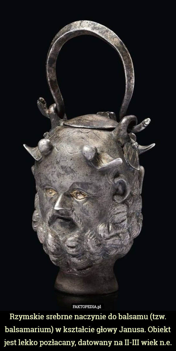 Rzymskie srebrne naczynie do balsamu (tzw. balsamarium) w kształcie głowy Janusa. Obiekt jest lekko pozłacany, datowany na II-III wiek n.e. 
