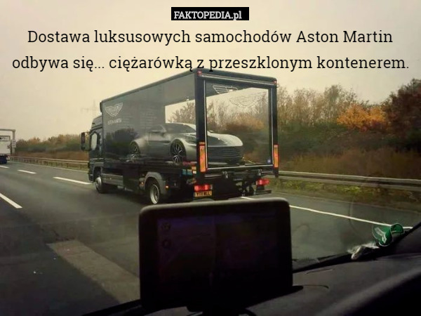 Dostawa luksusowych samochodów Aston Martin odbywa się... ciężarówką z przeszklonym kontenerem. 