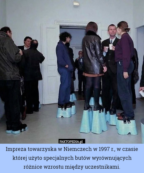 Impreza towarzyska w Niemczech w 1997 r., w czasie której użyto specjalnych butów wyrównujących różnice wzrostu między uczestnikami. 