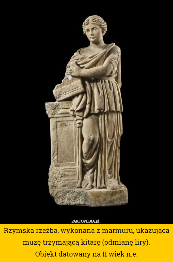 Rzymska rzeźba, wykonana z marmuru, ukazująca muzę trzymającą kitarę (odmianę liry).
 Obiekt datowany na II wiek n.e. 